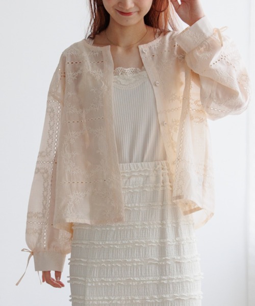 flower（フラワー）の「ノスタルジーエンブロイダリーブラウス（シャツ/ブラウス・レディース・コーラルピンク/ホワイト・FREE）」の2枚目の写真