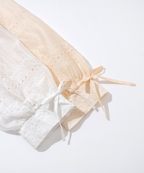 flower（フラワー）の「ノスタルジーエンブロイダリーブラウス（シャツ/ブラウス・レディース・コーラルピンク/ホワイト・FREE）」の16枚目の写真