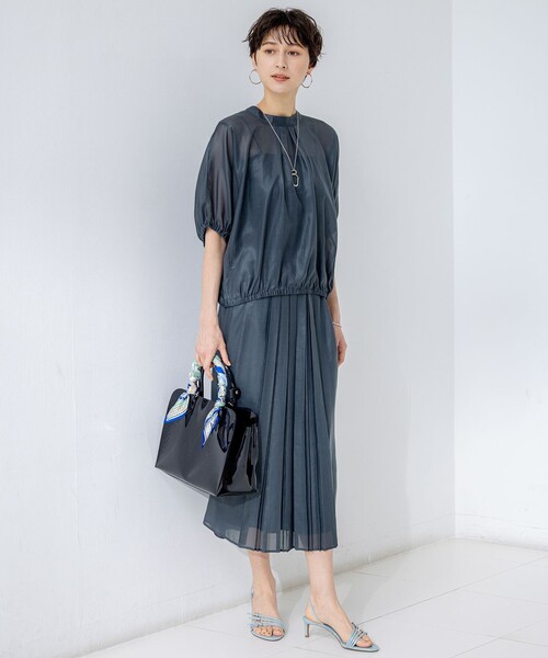 23区 L(ニジュウサンクオオキイサイズ)の「【洗える】ソフトシアーフィルム コンパクト ブラウス(シャツ/ブラウス・レディース・ベージュ系/ライトオレンジ系/ブラック系/ダークグリーン系・44/46)」の11枚目の写真