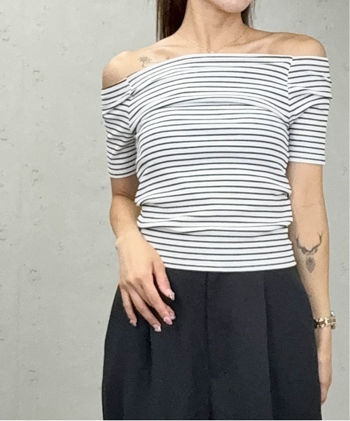 Per sist ence(パーシエンス)の「ボーダーリブオフショルトップス(Tシャツ/カットソー・レディース・アイボリー/ブラック/ブラウン/オフホワイト・FREE)」の1枚目の写真