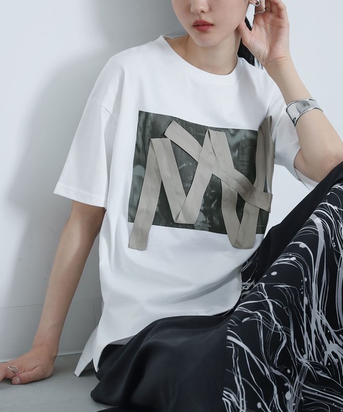 kOhAKU(コハク)の「ランダムテーププリントカットソー(Tシャツ/カットソー・レディース・オフホワイト/ブラック・2/1)」の2枚目の写真