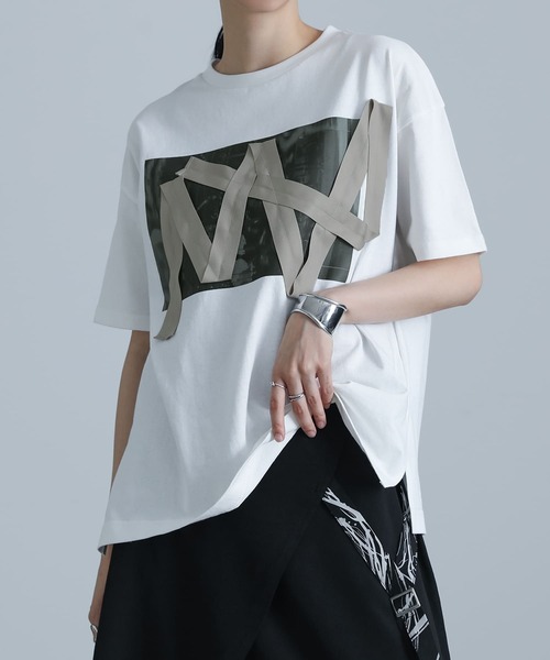 kOhAKU(コハク)の「ランダムテーププリントカットソー(Tシャツ/カットソー・レディース・オフホワイト/ブラック・2/1)」の4枚目の写真