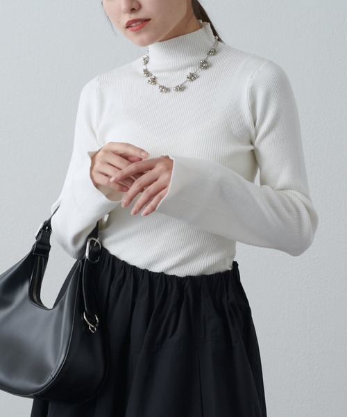 Lui's（ルイス）の「フレアスリーブスリムタートルニット（ニット/セーター・レディース・ブラック/ホワイト/ブルー/グレイッシュベージュ・FREE）」の2枚目の写真