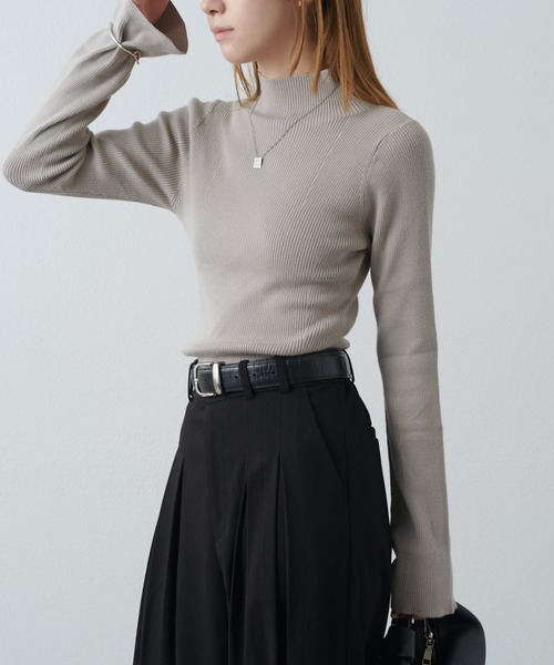 Lui's（ルイス）の「フレアスリーブスリムタートルニット（ニット/セーター・レディース・ブラック/ホワイト/ブルー/グレイッシュベージュ・FREE）」の3枚目の写真