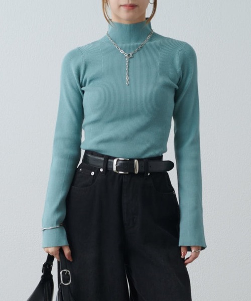 Lui's（ルイス）の「フレアスリーブスリムタートルニット（ニット/セーター・レディース・ブラック/ホワイト/ブルー/グレイッシュベージュ・FREE）」の4枚目の写真