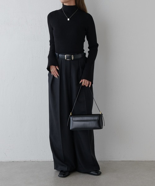 Lui's（ルイス）の「フレアスリーブスリムタートルニット（ニット/セーター・レディース・ブラック/ホワイト/ブルー/グレイッシュベージュ・FREE）」の5枚目の写真