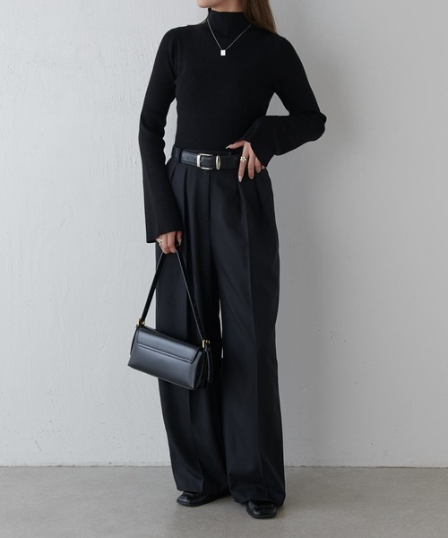 Lui's（ルイス）の「フレアスリーブスリムタートルニット（ニット/セーター・レディース・ブラック/ホワイト/ブルー/グレイッシュベージュ・FREE）」の6枚目の写真