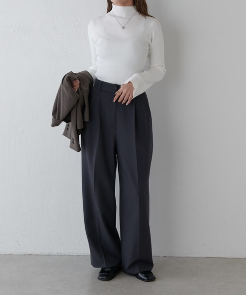 Lui's（ルイス）の「フレアスリーブスリムタートルニット（ニット/セーター・レディース・ブラック/ホワイト/ブルー/グレイッシュベージュ・FREE）」の7枚目の写真