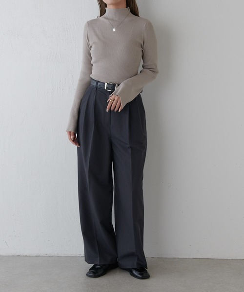 Lui's（ルイス）の「フレアスリーブスリムタートルニット（ニット/セーター・レディース・ブラック/ホワイト/ブルー/グレイッシュベージュ・FREE）」の8枚目の写真