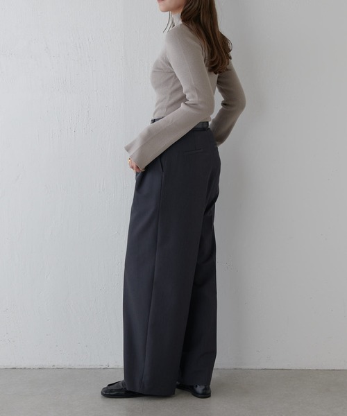 Lui's（ルイス）の「フレアスリーブスリムタートルニット（ニット/セーター・レディース・ブラック/ホワイト/ブルー/グレイッシュベージュ・FREE）」の9枚目の写真