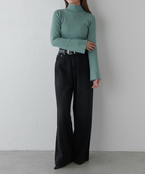 Lui's（ルイス）の「フレアスリーブスリムタートルニット（ニット/セーター・レディース・ブラック/ホワイト/ブルー/グレイッシュベージュ・FREE）」の10枚目の写真