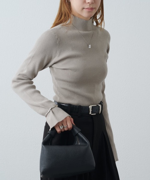 Lui's（ルイス）の「フレアスリーブスリムタートルニット（ニット/セーター・レディース・ブラック/ホワイト/ブルー/グレイッシュベージュ・FREE）」の16枚目の写真