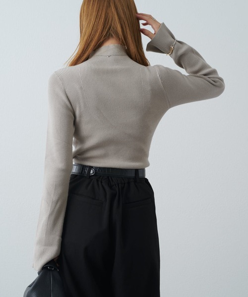 Lui's（ルイス）の「フレアスリーブスリムタートルニット（ニット/セーター・レディース・ブラック/ホワイト/ブルー/グレイッシュベージュ・FREE）」の17枚目の写真