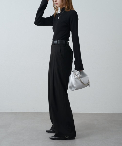 Lui's（ルイス）の「フレアスリーブスリムタートルニット（ニット/セーター・レディース・ブラック/ホワイト/ブルー/グレイッシュベージュ・FREE）」の14枚目の写真