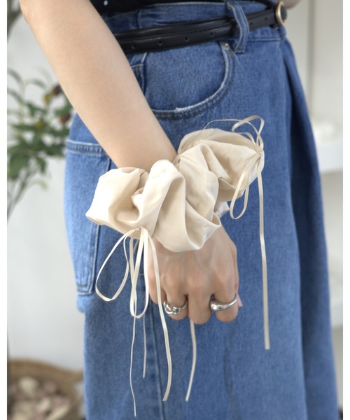 Vini（ヴィニ）の「リボン ボリューム シュシュ（シュシュ・レディース・ブルー/ブラック系その他/オフホワイト/ブラック/ベージュ/ピンク/グリーン/ホワイト系その他/ホワイト・FREE）」の6枚目の写真