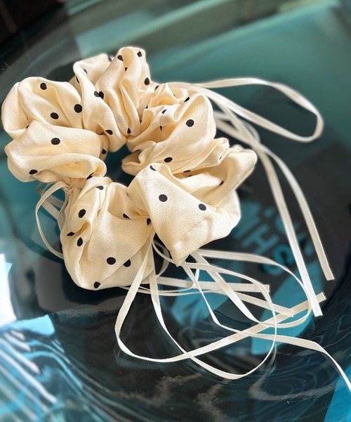 Vini（ヴィニ）の「リボン ボリューム シュシュ（シュシュ・レディース・ブルー/ブラック系その他/オフホワイト/ブラック/ベージュ/ピンク/グリーン/ホワイト系その他/ホワイト・FREE）」の3枚目の写真