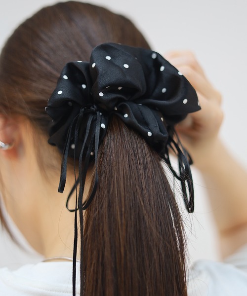 Vini（ヴィニ）の「リボン ボリューム シュシュ（シュシュ・レディース・ブルー/ブラック系その他/オフホワイト/ブラック/ベージュ/ピンク/グリーン/ホワイト系その他/ホワイト・FREE）」の5枚目の写真