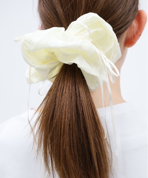 Vini（ヴィニ）の「リボン ボリューム シュシュ（シュシュ・レディース・ブルー/ブラック系その他/オフホワイト/ブラック/ベージュ/ピンク/グリーン/ホワイト系その他/ホワイト・FREE）」の2枚目の写真