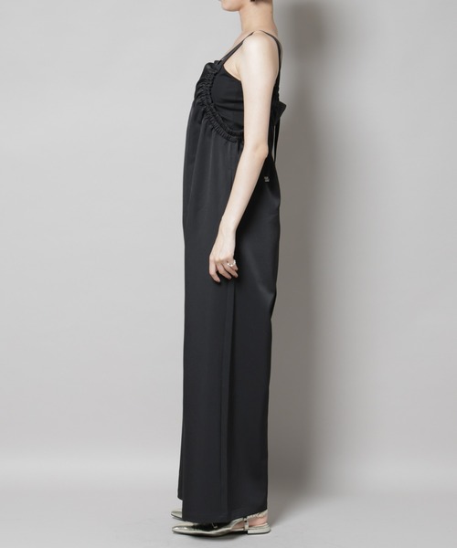 NANO universe(ナノユニバース)の「ギャザーデザインサロペットパンツ(サロペット/オーバーオール・レディース・ブラック/ライトベージュ/モカ・FREE)」の5枚目の写真