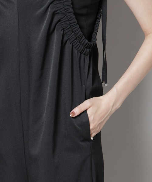 NANO universe(ナノユニバース)の「ギャザーデザインサロペットパンツ(サロペット/オーバーオール・レディース・ブラック/ライトベージュ/モカ・FREE)」の9枚目の写真