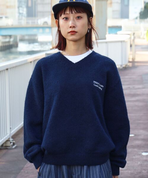 FFEIN（フェイン）の「【FFEIN（フェイン）】ワンポイントVネックウール混ニット / ウール ニット Vネック 短丈 刺繍 ワンポイント 短丈（ニット/セーター・メンズ・グレー/ブルー/レッド/ブラウン/ブラック/ネイビー・SMALL/MEDIUM/LARGE）」の4枚目の写真