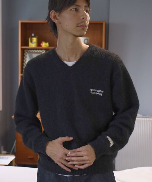 FFEIN（フェイン）の「【FFEIN（フェイン）】ワンポイントVネックウール混ニット / ウール ニット Vネック 短丈 刺繍 ワンポイント 短丈（ニット/セーター・メンズ・グレー/ブルー/レッド/ブラウン/ブラック/ネイビー・SMALL/MEDIUM/LARGE）」の2枚目の写真