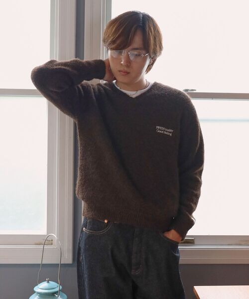 FFEIN（フェイン）の「【FFEIN（フェイン）】ワンポイントVネックウール混ニット / ウール ニット Vネック 短丈 刺繍 ワンポイント 短丈（ニット/セーター・メンズ・グレー/ブルー/レッド/ブラウン/ブラック/ネイビー・SMALL/MEDIUM/LARGE）」の17枚目の写真