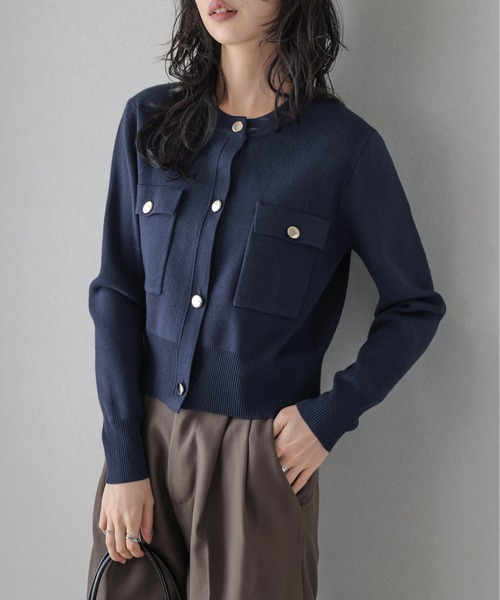 AMELY（エミリー）の「ゴールドボタンショートニットカーディガン（カーディガン/ボレロ・レディース・ネイビー/ライトベージュ/ブラック/モカ・フリー）」の4枚目の写真