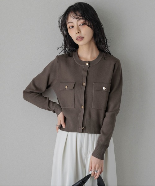 AMELY（エミリー）の「ゴールドボタンショートニットカーディガン（カーディガン/ボレロ・レディース・ネイビー/ライトベージュ/ブラック/モカ・フリー）」の2枚目の写真