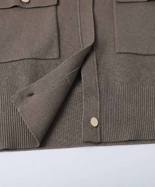 AMELY（エミリー）の「ゴールドボタンショートニットカーディガン（カーディガン/ボレロ・レディース・ネイビー/ライトベージュ/ブラック/モカ・フリー）」の5枚目の写真