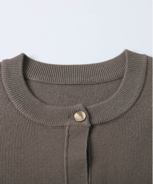 AMELY（エミリー）の「ゴールドボタンショートニットカーディガン（カーディガン/ボレロ・レディース・ネイビー/ライトベージュ/ブラック/モカ・フリー）」の11枚目の写真