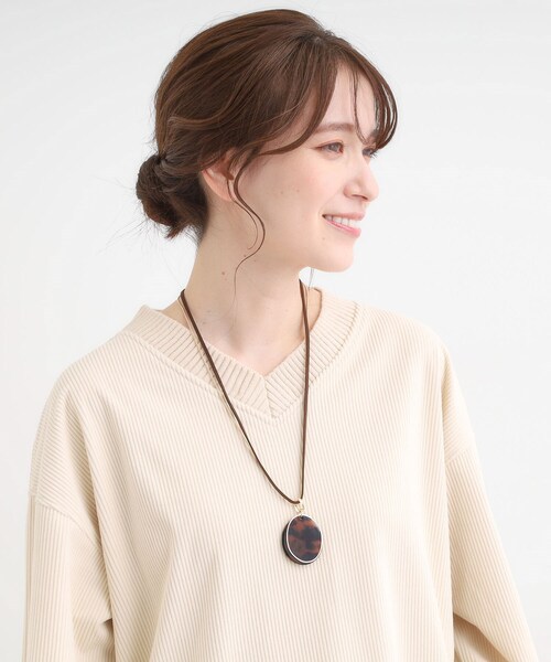 SHOO・LA・RUE(シューラルー)の「スエード紐&スネークモチーフネックレス(ネックレス・レディース・ダークブラウン/ベージュ/グレー・00)」の9枚目の写真
