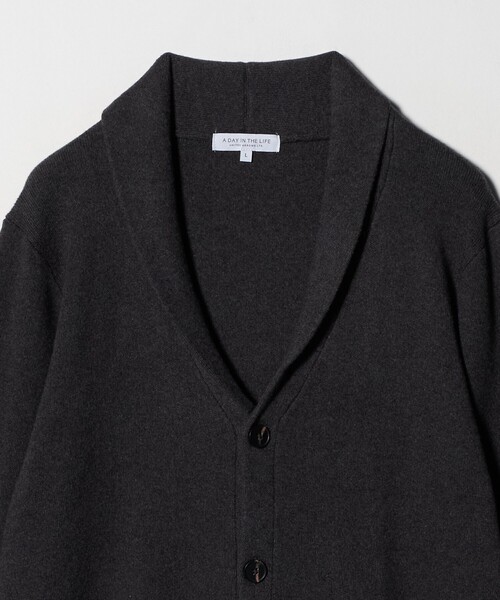 A DAY IN THE LIFE UNITED ARROWS(アデイインザライフユナイテッドアローズ)の「カシミヤブレンド スムースショールカラー カーディガン-ウォッシャブル-<A DAY IN THE LIFE>(カーディガン/ボレロ・メンズ・ダークグレー/ネイビー・L/M)」の4枚目の写真
