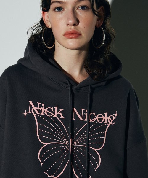 NICK&NICOLE(ニックアンドニコール)の「SHINE BUTTERFLY HOODY SWEATSHIRT_CHARCOAL(パーカー・レディース・その他・FREE)」の2枚目の写真