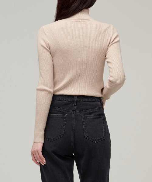 MUSINSA STANDARD WOMAN（ムシンサスタンダードウーマン）の「レディースリブ編みスリムタートルネックニット【ライトベージュ】（ニット/セーター・レディース・その他・SMALL/MEDIUM/LARGE/X-SMALL）」の2枚目の写真