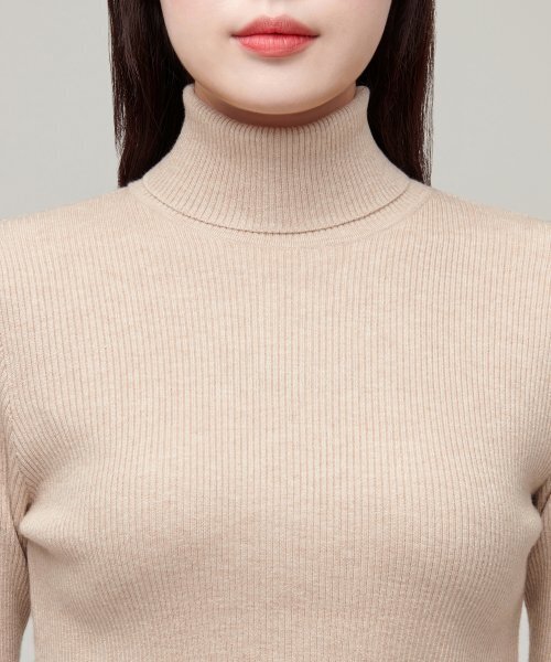 MUSINSA STANDARD WOMAN（ムシンサスタンダードウーマン）の「レディースリブ編みスリムタートルネックニット【ライトベージュ】（ニット/セーター・レディース・その他・SMALL/MEDIUM/LARGE/X-SMALL）」の3枚目の写真