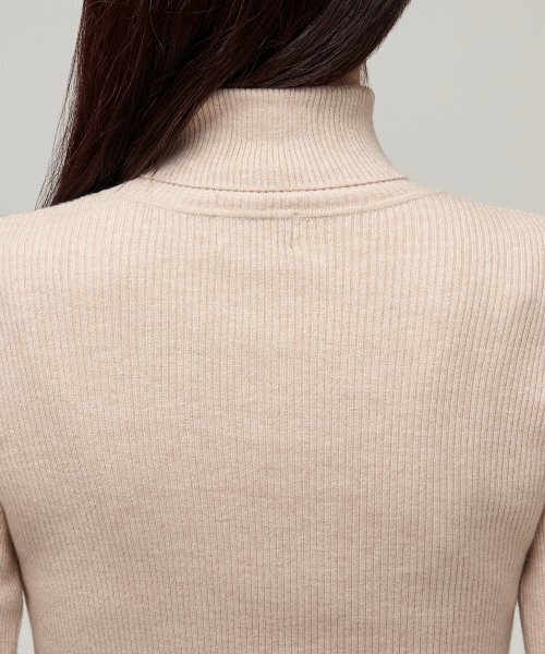 MUSINSA STANDARD WOMAN（ムシンサスタンダードウーマン）の「レディースリブ編みスリムタートルネックニット【ライトベージュ】（ニット/セーター・レディース・その他・SMALL/MEDIUM/LARGE/X-SMALL）」の4枚目の写真