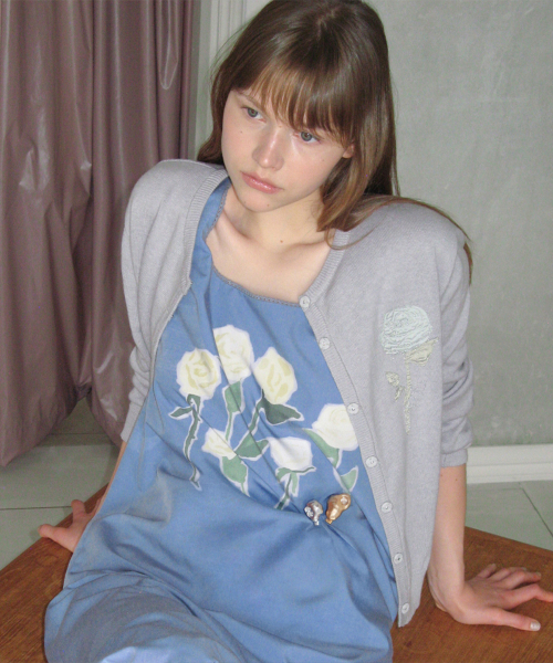 SINOON(シヌーン)の「Embroidered Rose Cardigan (Greyish Blue)(カーディガン/ボレロ・レディース・グレー・FREE)」の3枚目の写真