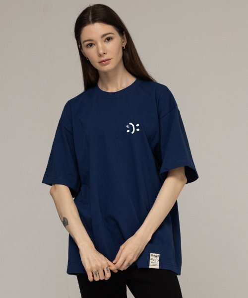 GRAVER（グレーバー）の「[UNISEX]スモールダブル描画スマイル半袖_ネイビー（Tシャツ/カットソー・レディース・ネイビー・SMALL/LARGE/X-LARGE/MEDIUM）」の2枚目の写真