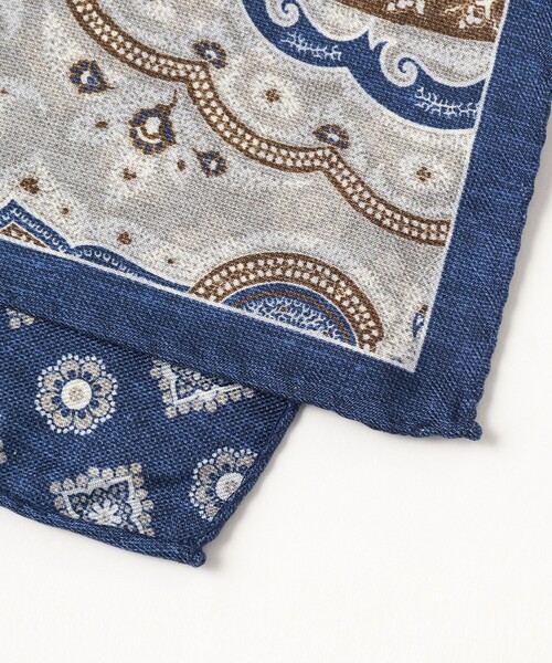 BEAMS F（ビームスエフ）の「FITZGERALD / シルク ペイズリー柄×小紋柄 チーフ（バンダナ/スカーフ・メンズ・ワイン/ネイビー・ONE SIZE）」の4枚目の写真