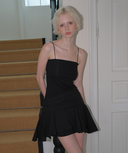 CURETTY(キュリティ)の「C RUFFLE SLEEVELESS DRESS_BLACK(ワンピース・レディース・ブラック・SMALL/MEDIUM)」の2枚目の写真