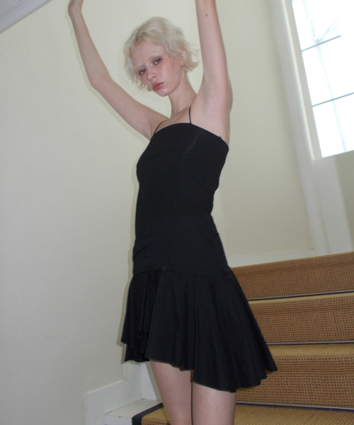 CURETTY(キュリティ)の「C RUFFLE SLEEVELESS DRESS_BLACK(ワンピース・レディース・ブラック・SMALL/MEDIUM)」の3枚目の写真