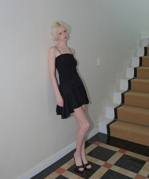 CURETTY(キュリティ)の「C RUFFLE SLEEVELESS DRESS_BLACK(ワンピース・レディース・ブラック・SMALL/MEDIUM)」の4枚目の写真