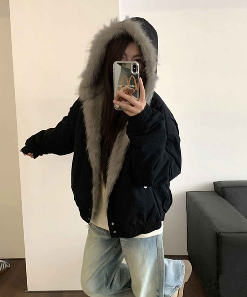 HALEY PESCA(ヘーリーペスカ)の「HALEY PESCA/インナーファーボリュームブルゾン(その他アウター・レディース・ブラック/グレー・MEDIUM/SMALL)」の4枚目の写真