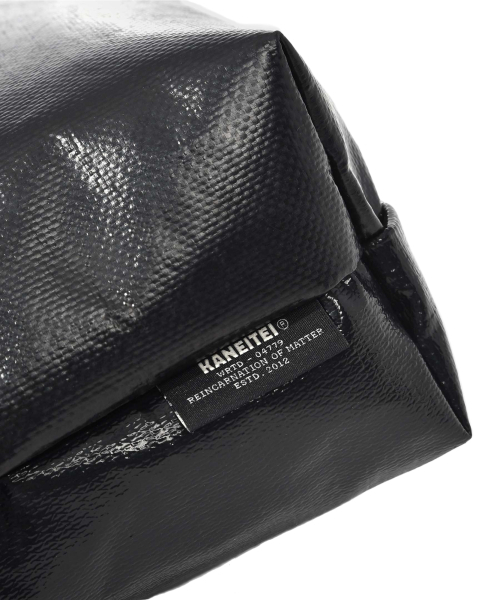 KANEITEI(カネイテイ)の「MINIMAL MIL MESSENGER BAG M (BLACK) / UPCYCLED(メッセンジャーバッグ・レディース・ブラック・MEDIUM)」の4枚目の写真