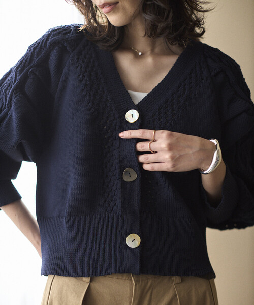 Firsthand（ファーストハンド）の「Firsthand/ファーストハンド バリエーション釦 ボリュームスリーブ ケーブル ニット カーディガン（カーディガン/ボレロ・レディース・ホワイト/ブラック/ネイビー/レッド・FREE）」の4枚目の写真