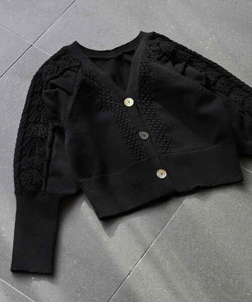 Firsthand（ファーストハンド）の「Firsthand/ファーストハンド バリエーション釦 ボリュームスリーブ ケーブル ニット カーディガン（カーディガン/ボレロ・レディース・ホワイト/ブラック/ネイビー/レッド・FREE）」の3枚目の写真