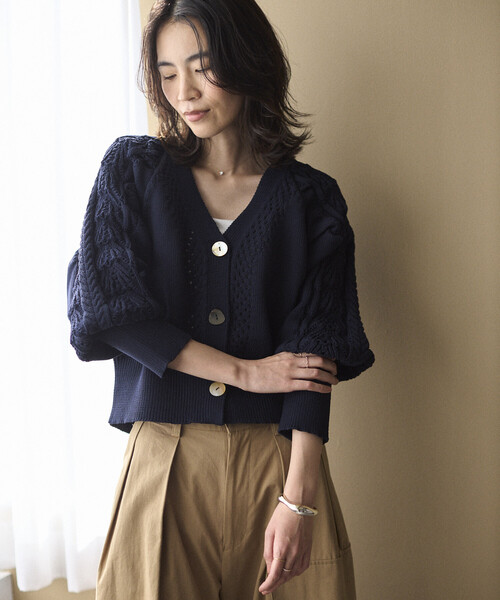 Firsthand（ファーストハンド）の「Firsthand/ファーストハンド バリエーション釦 ボリュームスリーブ ケーブル ニット カーディガン（カーディガン/ボレロ・レディース・ホワイト/ブラック/ネイビー/レッド・FREE）」の5枚目の写真