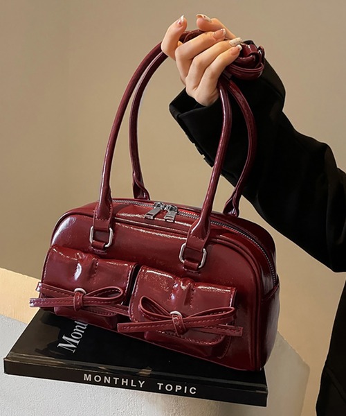 Doux Belle(ドゥーベル)の「フロントバックル付きスクエア型ハンドバッグ(ハンドバッグ・レディース・オフホワイト/ピンク/シルバー/ワインレッド/ブラック/ブラウン・FREE)」の1枚目の写真