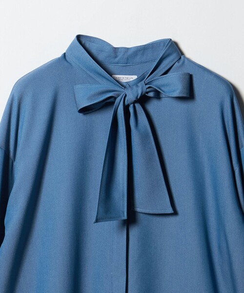 A DAY IN THE LIFE UNITED ARROWS(アデイインザライフユナイテッドアローズ)の「デニムライク ボウタイ バンドカラーブラウス <A DAY IN THE LIFE>(シャツ/ブラウス・レディース・コバルトブルー/ネイビー・FREE)」の4枚目の写真